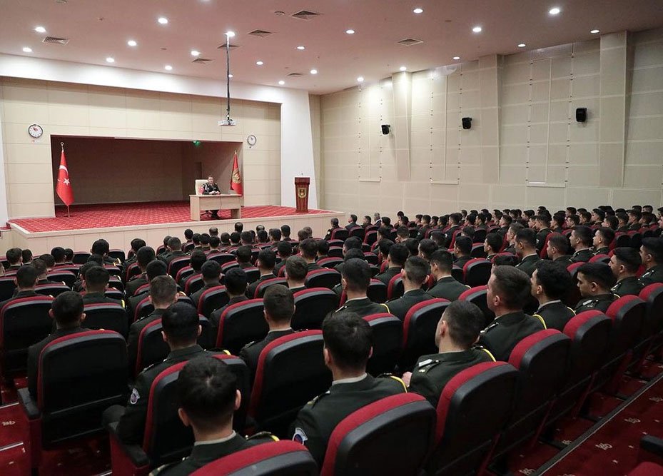 Defense Ministry meets with Azerbaijani cadets attending training in Türkiye (PHOTO)