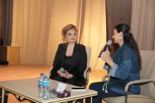 Заслуженная артистка Азербайджана Кенуль Керимова встретилась с поклонниками (ФОТО)