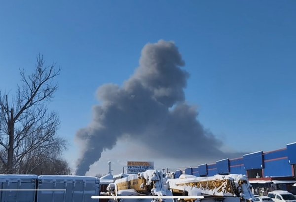 В Алматы горит большой склад: создан оперативный штаб (ВИДЕО)