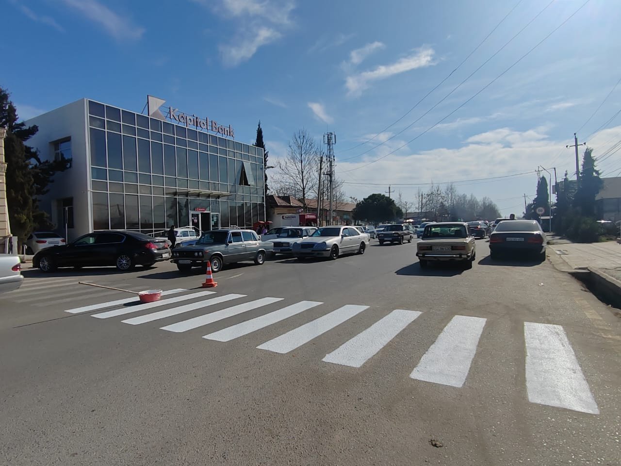 В Агдамском поселке Гузанлы начерчены новые пешеходные переходы (ФОТО)