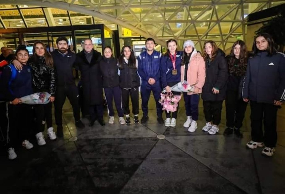 Азербайджанские спортсменки, завоевавшие медали на чемпионате Европы по борьбе, вернулись на родину