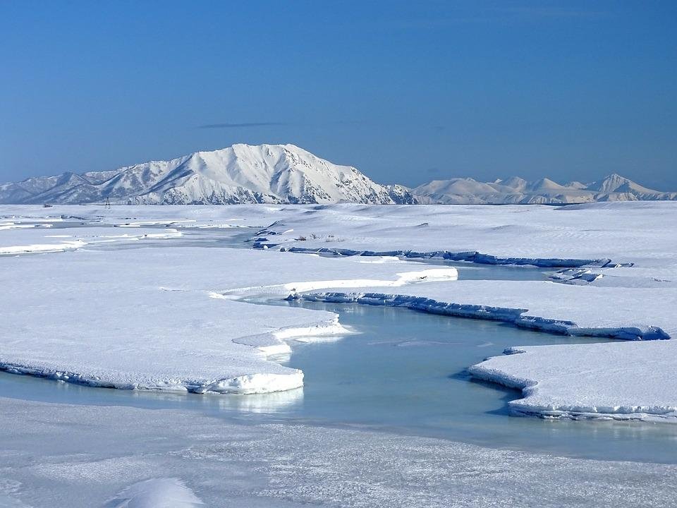 В России эвакуировали рыбаков, оказавшихся на расколотой льдине