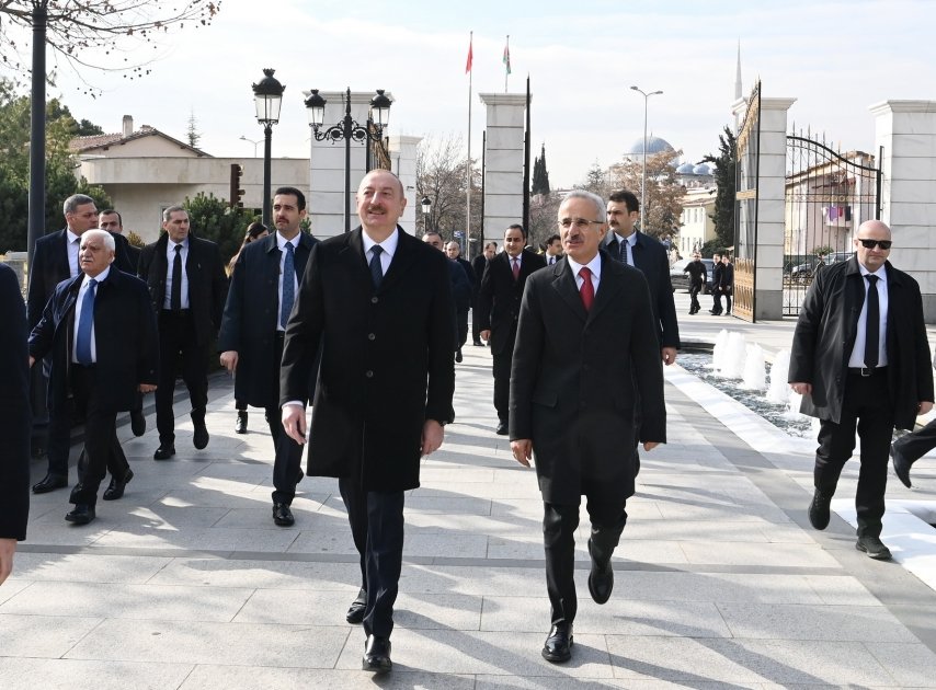 Президент Ильхам Алиев посетил памятник великому лидеру Гейдару Алиеву в Анкаре (ФОТО/ВИДЕО)