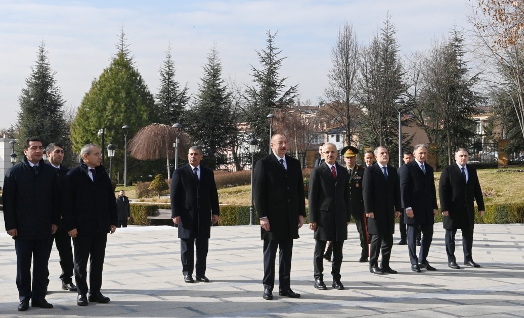 Президент Ильхам Алиев посетил памятник великому лидеру Гейдару Алиеву в Анкаре (ФОТО/ВИДЕО)