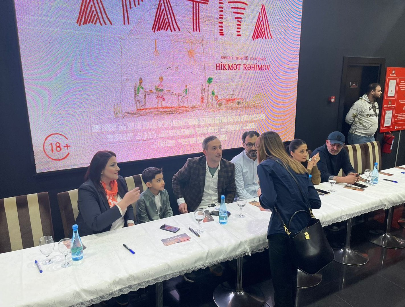 В Баку прошла автограф-сессия творческого коллектива фильма "Apatiya" (ФОТО)