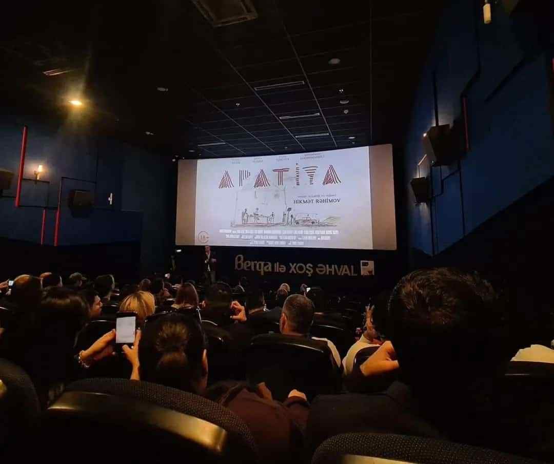 В Баку прошла автограф-сессия творческого коллектива фильма "Apatiya" (ФОТО)
