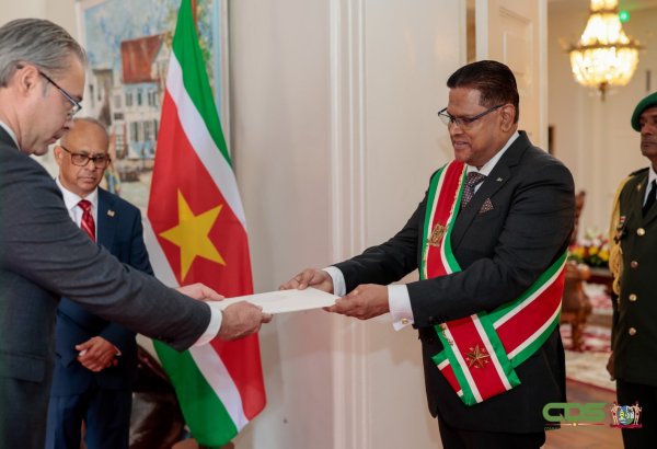 Azerbaijani ambassador presents credentials to Surinamese president (PHOTO)