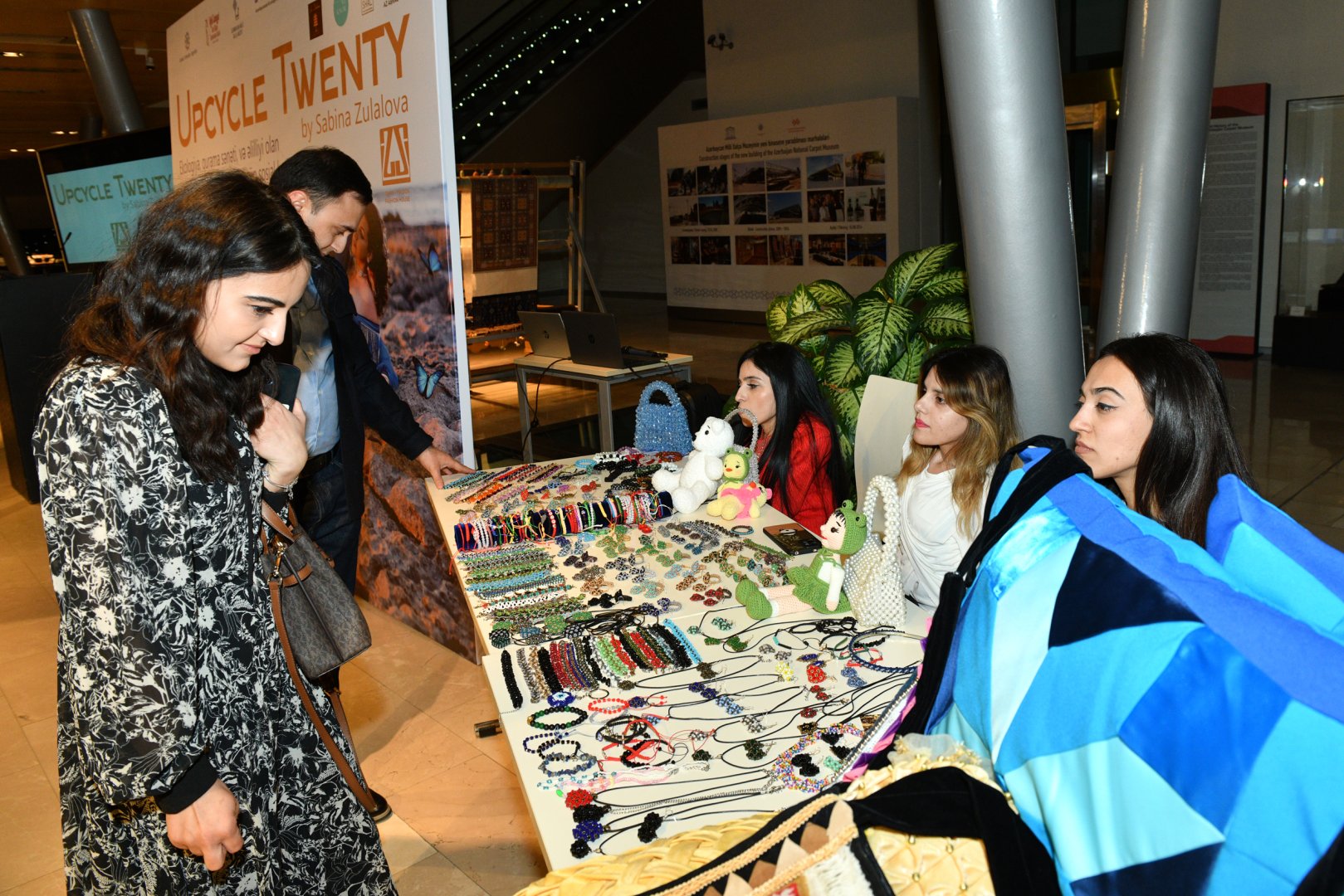 В Баку представлена эко-мода Сабины Зулаловой  с элементами гурамы (ФОТО)