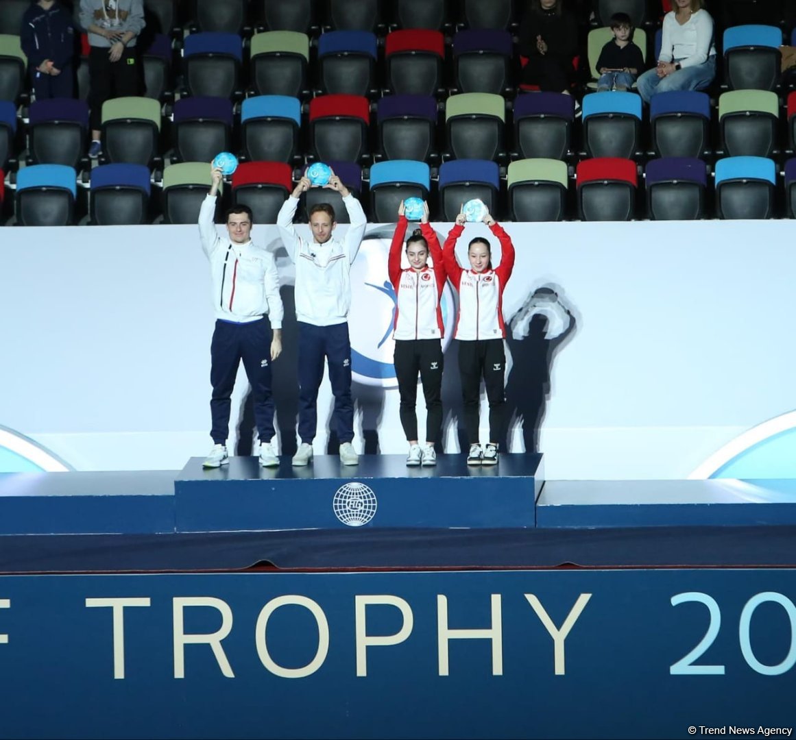 Состоялась церемония награждения победителей Кубка мира в Баку в программе синхронных прыжков на батуте (ФОТО)