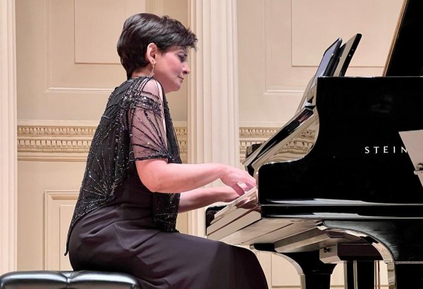 Pianist from US plays piece mourning victims of Khojaly massacre (VIDEO)
