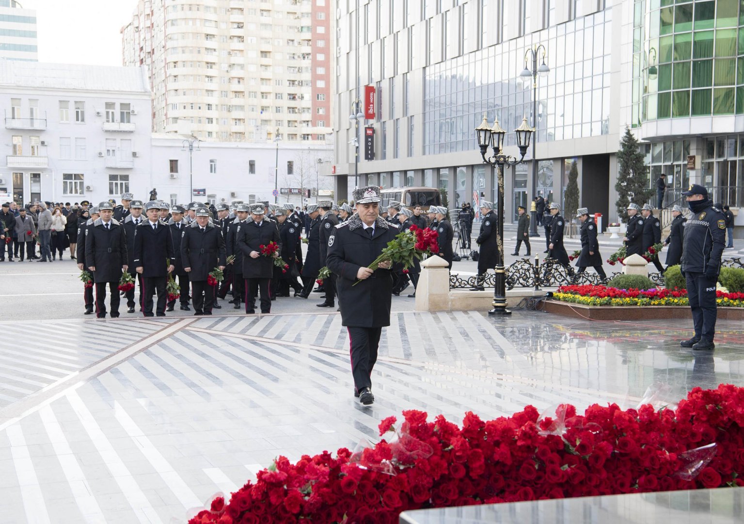 Azerbaijan's State Security Service staff put flowers on Khojaly genocide memorial (PHOTO)