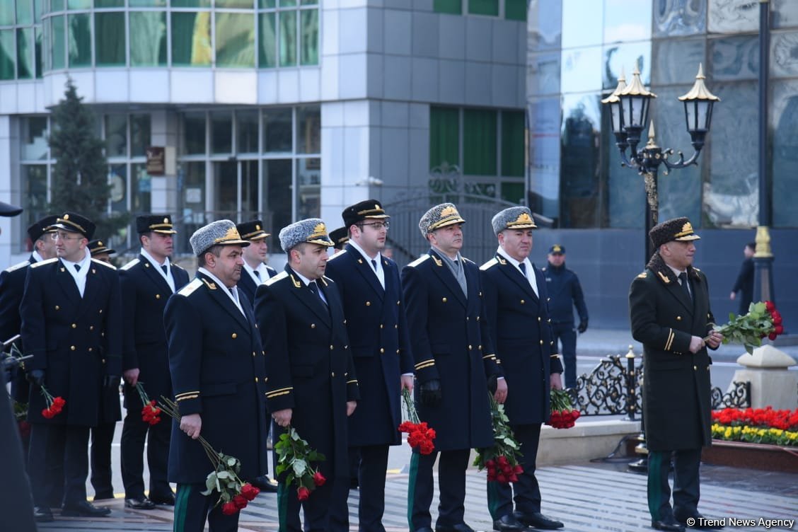 Azerbaijani officials visit Khojaly genocide memorial (PHOTO)
