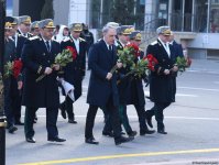 Azerbaijani officials visit Khojaly genocide memorial (PHOTO)