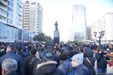 Государственные и правительственные официальные лица Азербайджана посетили памятник Ходжалинскому геноциду (ФОТО)