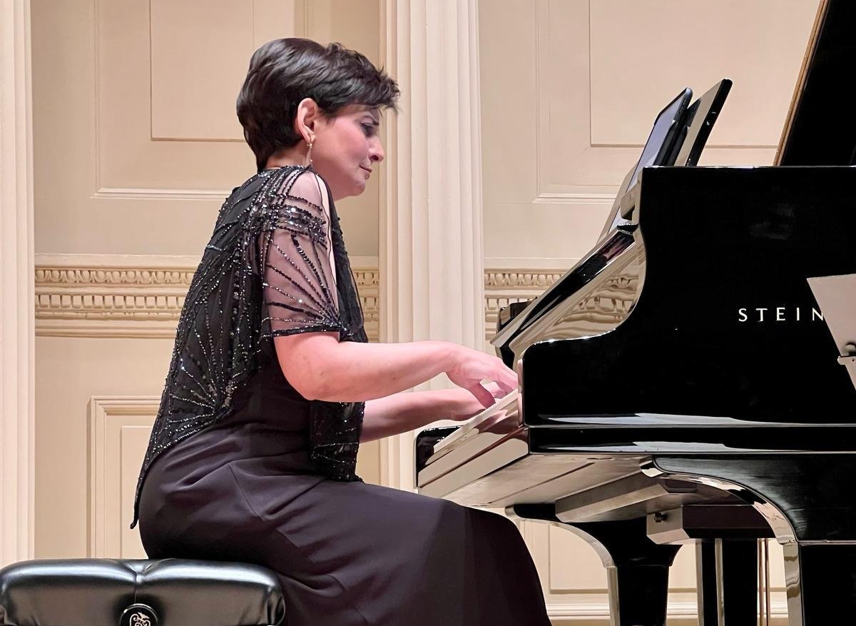 Pianist from US plays piece mourning victims of Khojaly massacre (VIDEO)