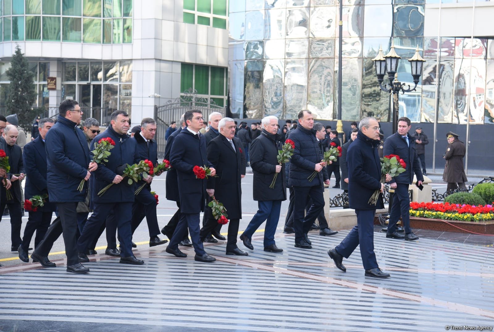 Государственные и правительственные официальные лица Азербайджана посетили памятник Ходжалинскому геноциду (ФОТО)