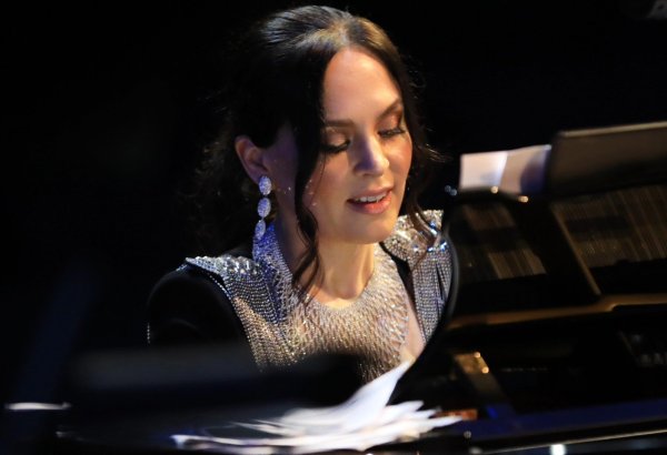 В Баку выступила cамая красивая пианистка в мире Лола Астанова (ФОТО)