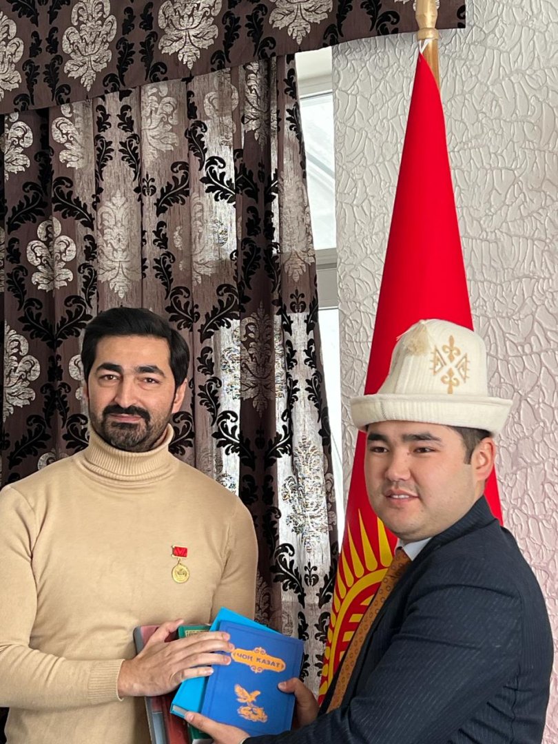 Турал Ахмед сыграл молодого Деде Горгуда в Бишкеке  - медаль  "Манас", национальный кыргызский халат  (ФОТО)