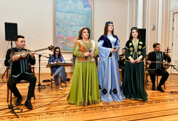 Азербайджанские исполнители в национальной одежде в преддверии праздника Новруз (ФОТО)