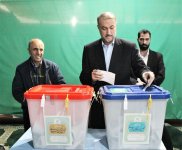 Iranian foreign minister votes in parliamentary elections (PHOTO)