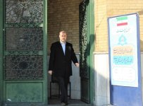 Iranian foreign minister votes in parliamentary elections (PHOTO)