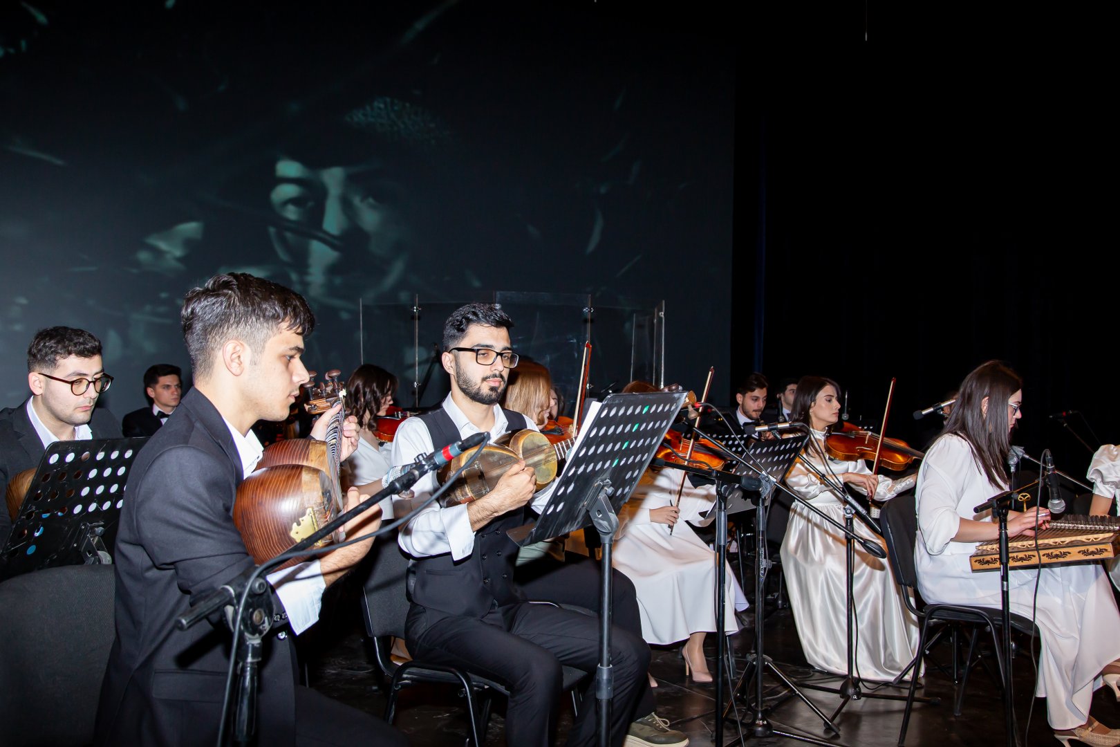 В Баку представлено мультимедийное шоу "Киноконцерт" с кадрами из азербайджанских фильмов (ФОТО)