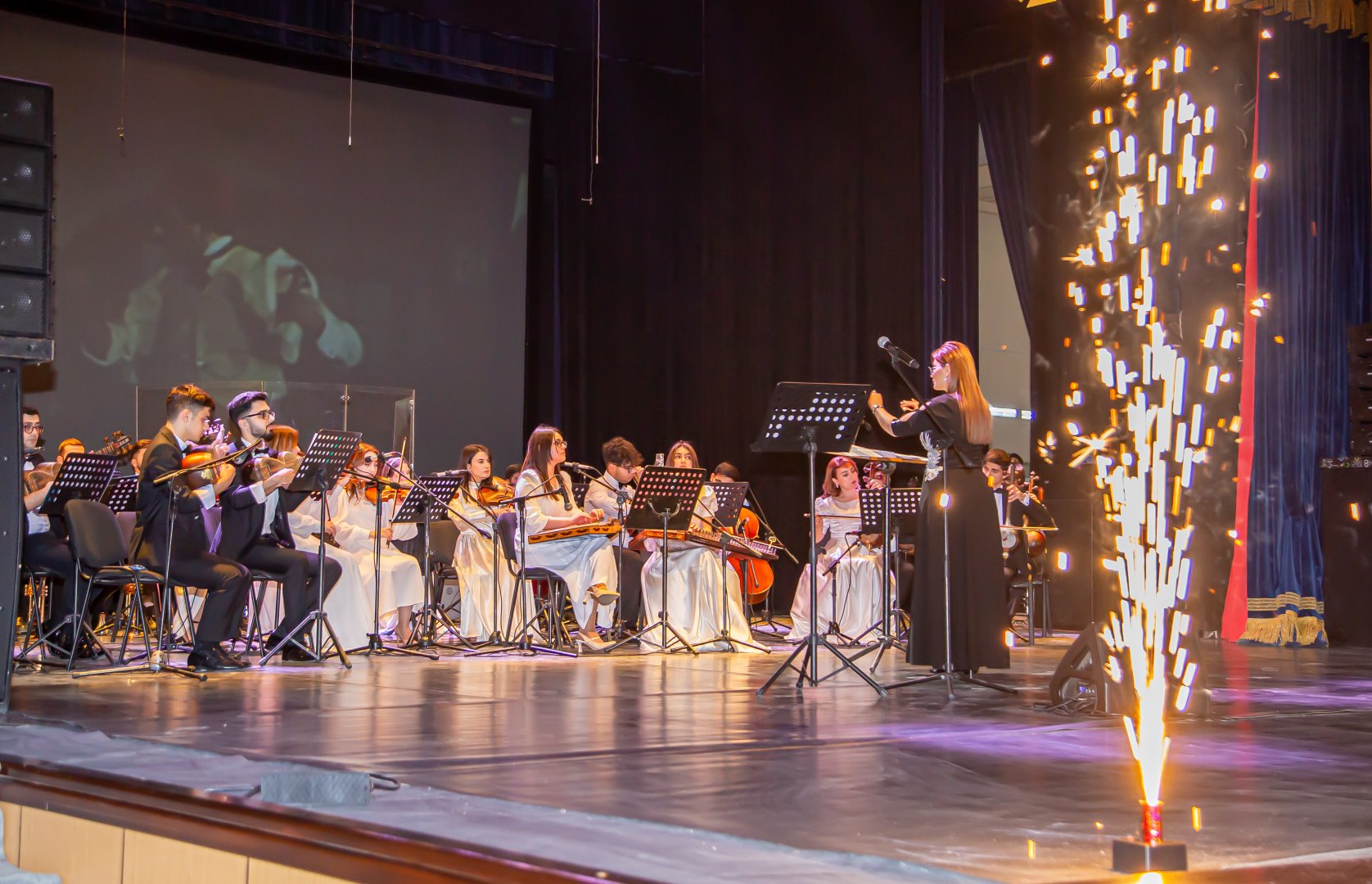 В Баку представлено мультимедийное шоу "Киноконцерт" с кадрами из азербайджанских фильмов (ФОТО)