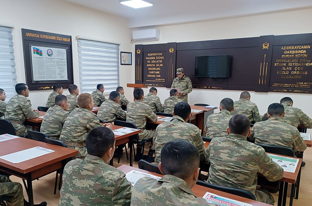 Azərbaycan Ordusunda hərbi qulluqçuların maarifləndirilməsi üzrə keçirilən tədbirlər davam etdirilir