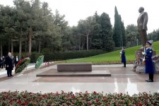 Russian PM visits tomb of National Leader Heydar Aliyev (PHOTO)