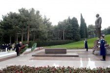Russian PM visits tomb of National Leader Heydar Aliyev (PHOTO)