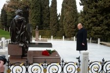 Глава правительства РФ посетил могилу великого лидера Гейдара Алиева (ФОТО)