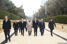 Замглавы МИД Турции посетил Аллею почетного захоронения и Аллею шехидов (ФОТО)