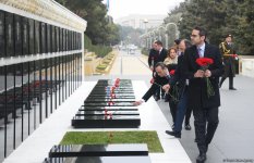 Замглавы МИД Турции посетил Аллею почетного захоронения и Аллею шехидов (ФОТО)