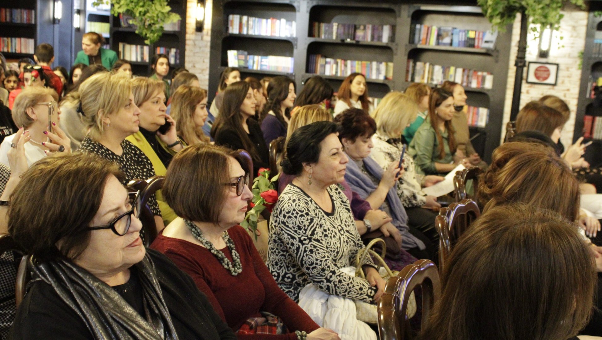 Говорящие нежные руки и эмоции – посвящается прекрасным азербайджанским женщинам (ФОТО)