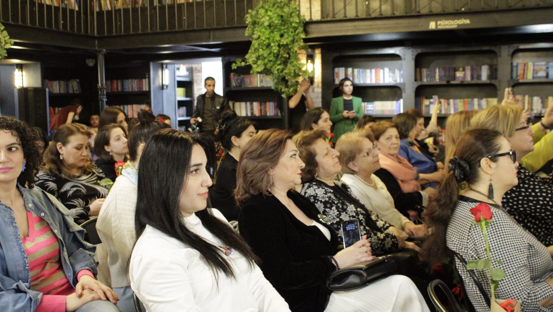 Говорящие нежные руки и эмоции – посвящается прекрасным азербайджанским женщинам (ФОТО)