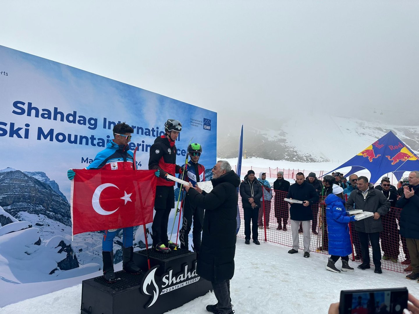 Azərbaycanlı idmançı Beynəlxalq Xizək Alpinizmi yarışında 2-ci yer qazanıb (FOTO)