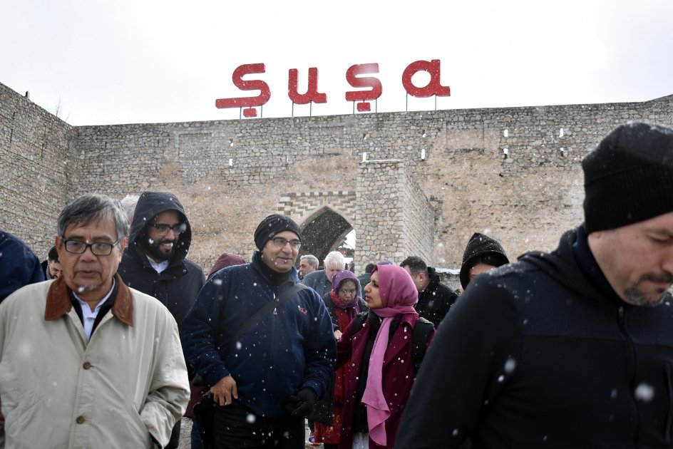 Beynəlxalq konfransın iştirakçıları Şuşa şəhərinin tarixi məkanları ilə tanış olublar (FOTO)