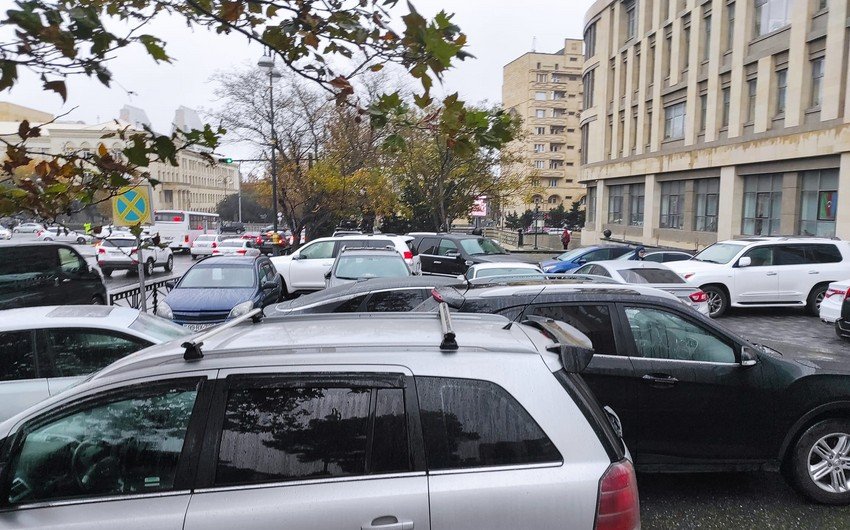 В Азербайджане предлагается ввести льготы на парковку автомобилей перед больницей