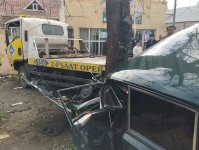 Bərdədə evakuatorla minik maşını toqquşdu: ölən var (FOTO)