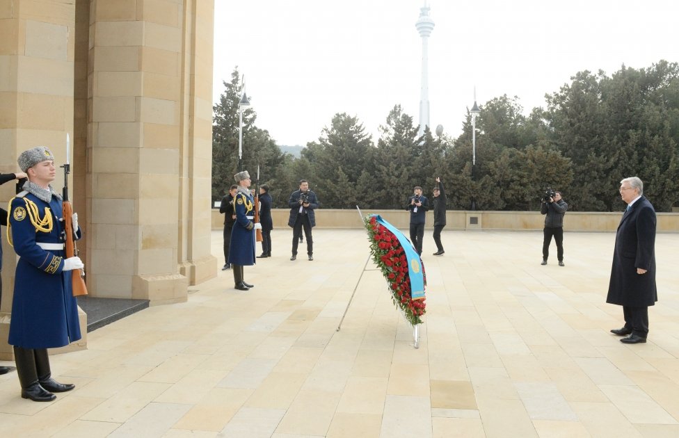 Президент Казахстана почтил память шехидов в Баку (ФОТО)