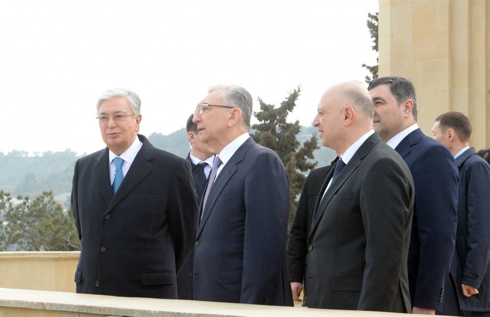 Президент Казахстана почтил память шехидов в Баку (ФОТО)