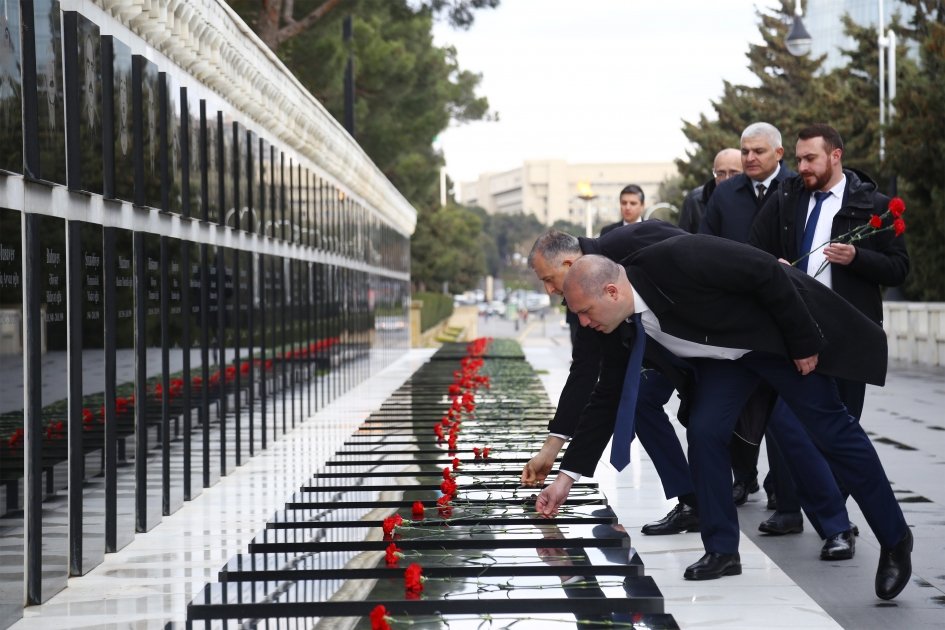 Georgian MPs visit tomb of Great Leader Heydar Aliyev and Alley of Martyrs (PHOTO)