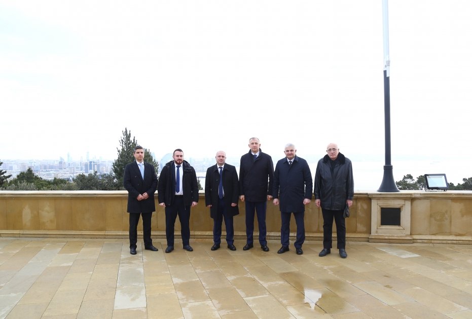 Georgian MPs visit tomb of Great Leader Heydar Aliyev and Alley of Martyrs (PHOTO)