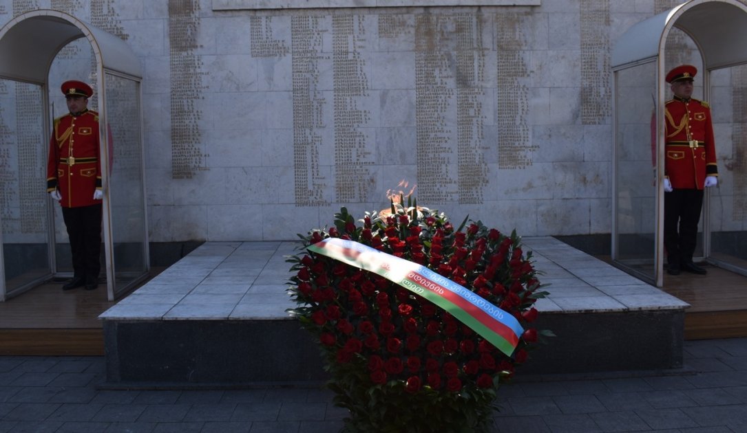 Рамиль Усубов посетил памятник великому лидеру Гейдару Алиеву в Тбилиси (ФОТО)