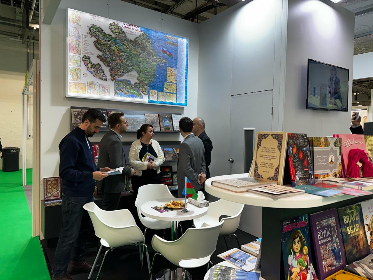 Азербайджан представлен на международной книжной ярмарке в Лондоне (ФОТО)