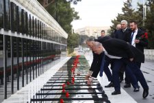 Gürcüstan parlamentinin nümayəndələri Ulu Öndərin məzarını və Şəhidlər xiyabanını ziyarət ediblər (FOTO)