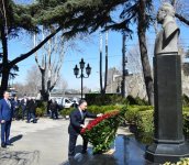 Рамиль Усубов посетил памятник великому лидеру Гейдару Алиеву в Тбилиси (ФОТО)