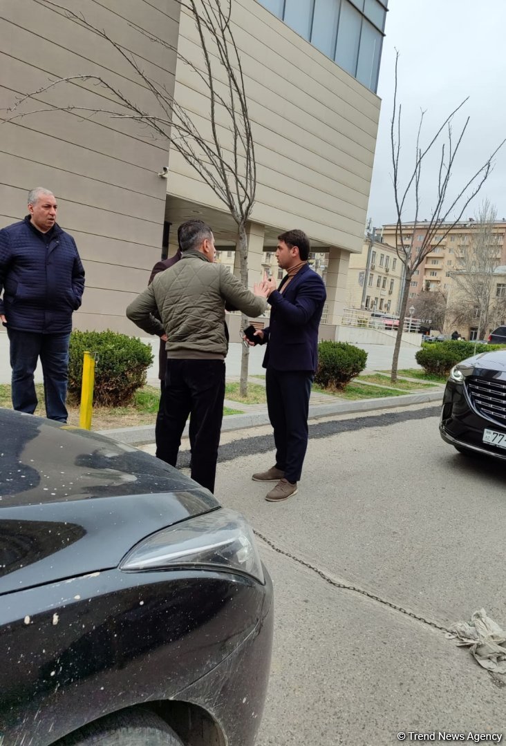 Maşını yolun ortasında saxlayıb getdi - Bakının mərkəzində AVTOXULİQANLIQ (FOTO)