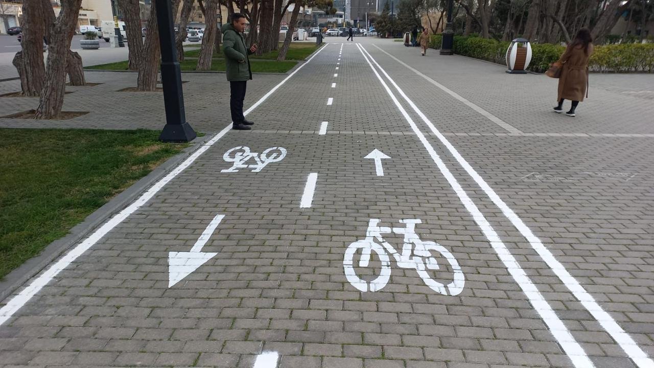 На территории Бакинского бульвара начата прокладка велосипедных дорожек