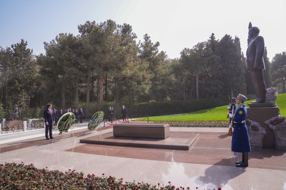 Премьер-министр Грузии Ираклий Кобахидзе посетил могилу великого лидера Гейдара Алиева (ФОТО)